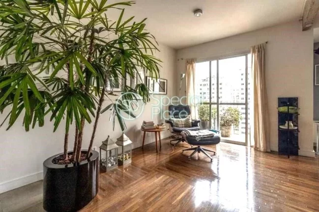 Imagem Cobertura reformadíssima com 155m² em Perdizes. Primeiro piso - sala para dois ambientes com sacad...