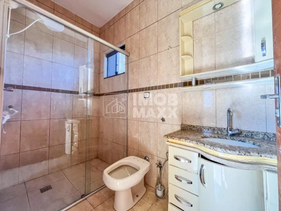 Imagem Descubra o conforto e a praticidade de viver em uma casa espaçosa à venda em Samambaia Sul, com 279m² de área útil. Este imóvel conta com 3 dormitórios, sendo 1 suíte, além de 3 banheiros, proporci
