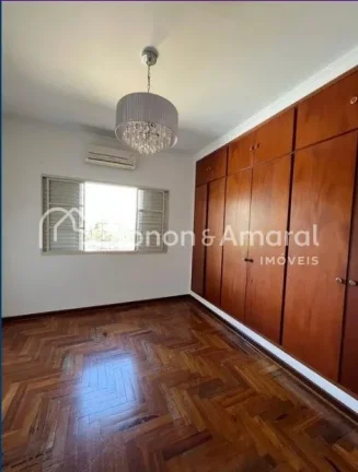 Imagem A casa possui um amplo espaço interno, com 3 quartos, sendo uma suíte com varanda, todos equipados...