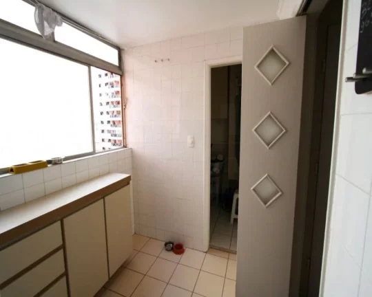 Imagem Amplo apartamento com piso de tacos, armários embutidos, living ampliado para 02 ambientes, 03 dorm...