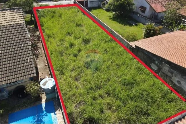 Imagem Terreno plano e murado perto da praia.