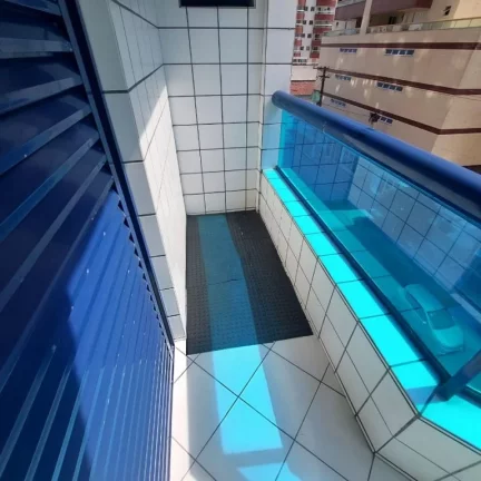 Imagem Este charmoso apartamento, totalmente mobiliado, oferece o equilíbrio perfeito entre conforto, praticidade e localização privilegiada. A poucos passos da praia – apenas 160 metros – conta com uma linda piscina. Agende sua visita e venha conhecer!