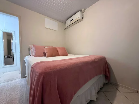 Imagem Casa com 7 dormitórios sendo 3 suítes e 3 vagas de garagem, a 350 metros da Praia em Penha