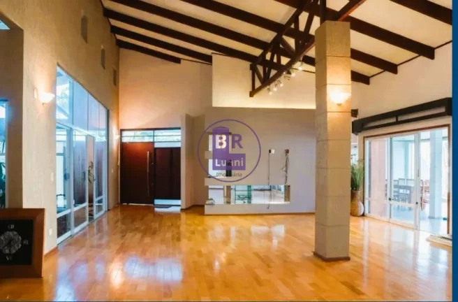 Imagem Linda casa alto padrão com ótima localização.