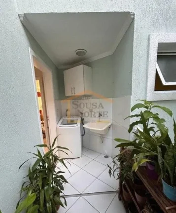 Imagem Casa em condomínio fechado, 3 dormitórios, sendo 1 suíte, 2 vagas de garagem e 85 m² de área ú...