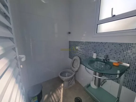 Imagem Casa térrea, alto padrão, de esquina e apenas 150 metros da praia, à venda