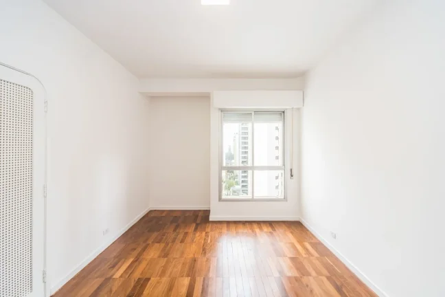 Imagem OPORTUNIDADE IMPERDÍVEL ! Apartamento Reformado 161M², 3Q, 1 Suíte, 2 Banheiros, 2 Vagas, Academia, Brinquedoteca, Playground, Salão de Festas.