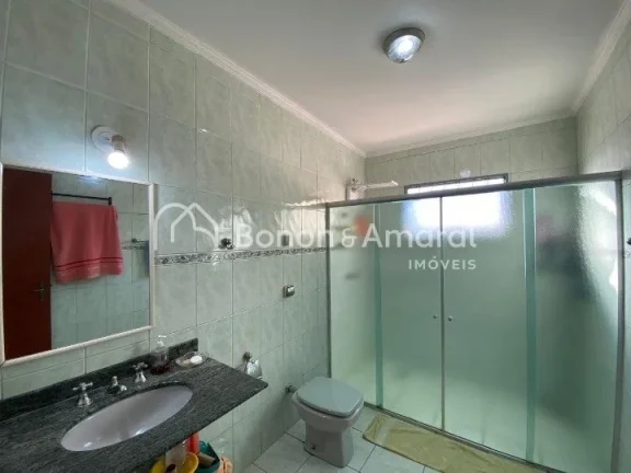 Imagem O imóvel possui 300 m² de terreno e 308 m² de área construída, com 3 dormitórios, sendo uma su...