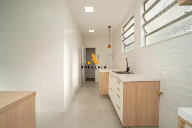 Imagem Apartamento espaçoso com 130m²; 4 quartos, sendo 1 suíte; 2 banheiros, 1 lavabo e um banheiro de serviço.