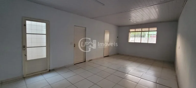 Imagem Casa Comercial para Locação no Bairro Amambaí em Campo Grande-MS: 6 Salas, 7 Banheiros, 20 Vagas de Garagem e 250m² de Área.