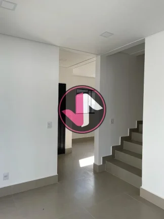 Imagem Este lindo sobrado oferece 120m² de área construída, incluindo 20m² de garagem coberta com telha...