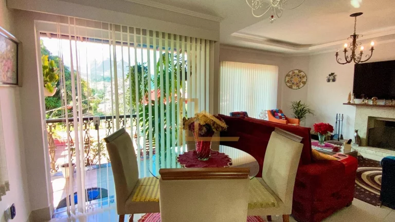 Imagem Aconchegante casa com 3 quartos em condomínio Clube, com Vista Perene Para a Mulher de Pedras em Vargem Grande Teresópolis-RJ.