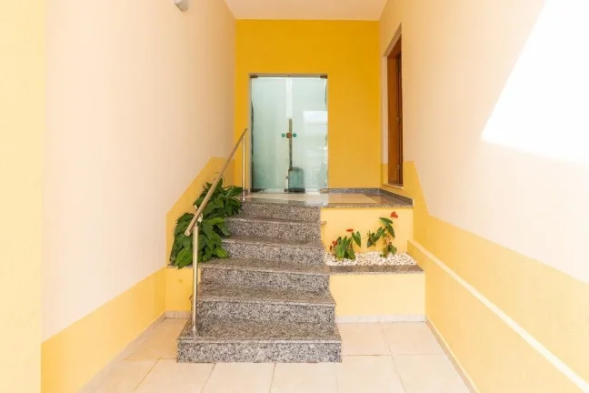 Imagem Um sobrado lindo, iluminado, ventilado e espaçoso!