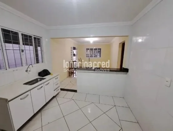 Imagem Casa de Esquina no Conjunto Alexandre Urbanas, Zona Leste de Londrina: 3 quartos, suíte, garagem para 2 carros e excelente localização próxima a comércios!