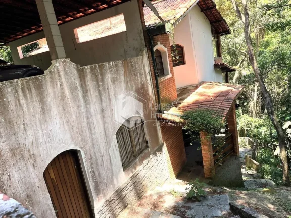 Imagem CASA À VENDA COM TERRENO DE 1500 M², POÇO ARTESIANO, 4 DORMS (2 SUITES), 3 SALAS, SENDO 1 COM LAREIRA, COZINHA COM ARMÁRIOS E DISPENSA, MAIRIPORÃ, SP.