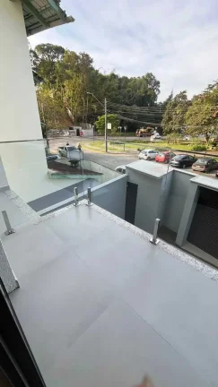 Imagem Casa Alto Padrão com 3 dormitórios sendo 1 suíte master e 2 vagas no América em Joinville/SC