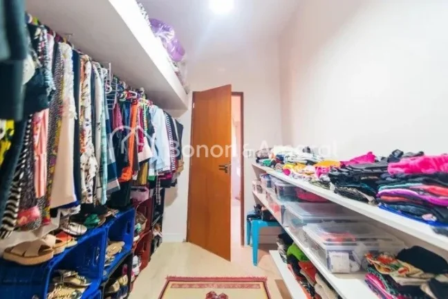 Imagem Linda e espaçosa casa com área construída de 600 m² em um terreno de 1.056 m². A residência, m...