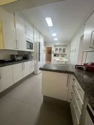 Imagem Apartamento com living para dois ambientes com lareira, ampla varanda e quintal privativo, sala de j...