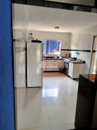 Imagem Casa à venda no Jardim Elza Amuí I, Uberaba: 2 dormitórios com suíte e varanda gourmet