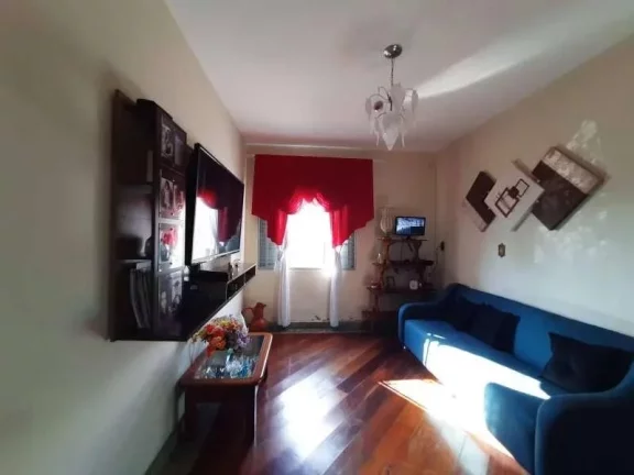 Imagem Charmosa casa de dois andares com câmera de segurança e seis dormitórios em bairro tranquilo de Barbacena/MG