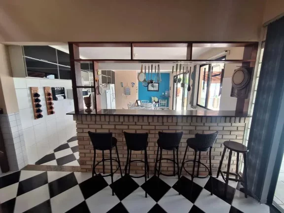 Imagem Casa mobiliada com 4 dormitórios sendo 2 suítes e 3 vagas de garagem em Florianópolis