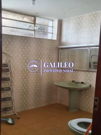 Imagem OPORTUNIDADE DE NEGÓCIO! GALPÃO + CASA COM 4 DORMITÓRIOS -SALA DE ESTAR/JANTAR- ÁREA TOTAL 826M² - ÓTIMA LOCALIZAÇÃO, PRÓX. AO MAXI SHOPPING -JUNDIAÍ