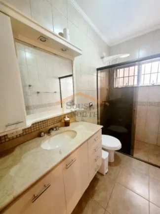 Imagem Casa 1: 2 dormitórios, sala ampla, cozinha com armários planejados, banheiro, lavanderia, espaço ...