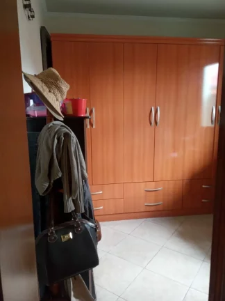 Imagem CASA TÉRREA, COM TRÊS DORMITÓRIOS SENDO UM COM SUITE MASTER E DUAS VAGAS COBERTA DE GARAGEM COBERTA.