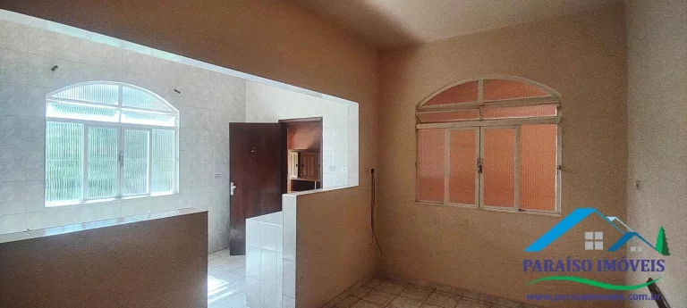 Imagem More no Centro de Paraisópolis - Casa com 3 dormitórios
