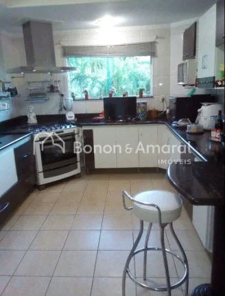 Imagem **Exclusiva Casa com 6 Quartos e Área de Lazer Completa em Condomínio de Alto Padrão**