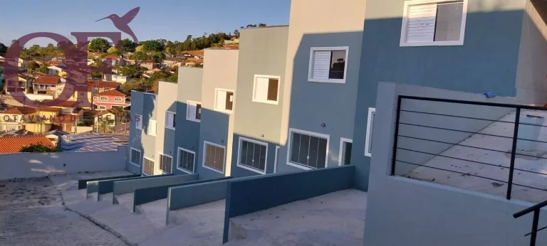 Casa assobradada em condominio fechado