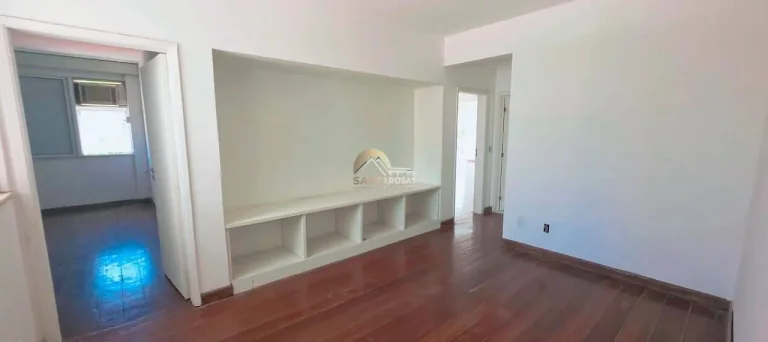 Imagem Um por andar, hall privativo e varanda com fechamento de vidro. Andar alto, vista livre para mar e