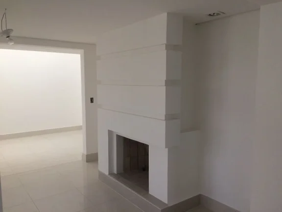 Imagem Excelente Duplex, com 4 dormitórios, sendo 2 suítes, 5 banheiros, 3 vagas de garagem, 3 salas, closet, piscina coberta