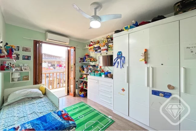 Imagem Casa com 3 dormitórios, suíte, sótão e áreas de convivência integradas no Bairro Tristeza

Um ...