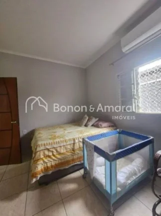 Imagem Linda casa totalmente reformada, localizada na parte alta do bairro, em região tranquila e de excel...