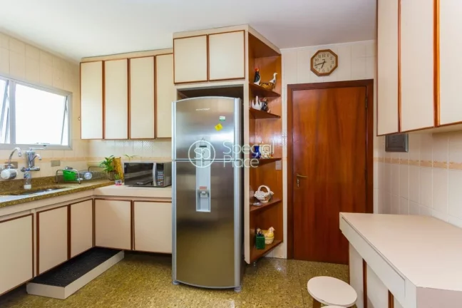 Imagem Ótimo apartamento com 159m2 de área privativa, 4 dormitórios ( 1 suíte ) e 2 vagas na garagem. L...