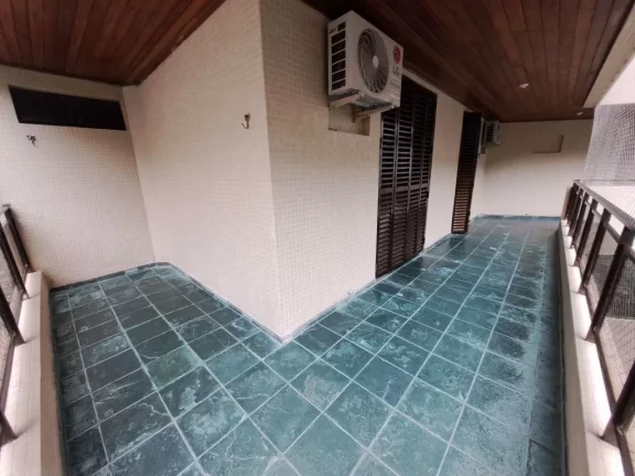 Imagem AMPLO APARTAMENTO COM 4 DORMITÓRIOS, SENDO 3 SUÍTES E O 4º DORMITÓRIO OPCIONAL, 2 VAGAS, VARANDA ESTENDIDA, NA REGIÃO NOBRE DA PITANGUEIRAS NO GUARUJÁ