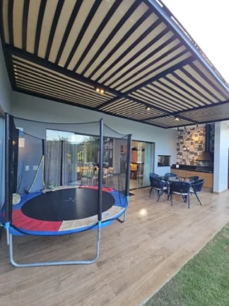 Imagem A 5ª Avenida imóveis selecionou essa Casa Moderna e Térrea no Condomínio Vida Marina em Busca Vida, 3 Suítes, Piscina c/ Cascata e Área Gourmet: