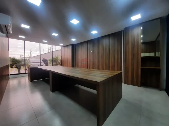 Imagem Excelente Barracão medindo 786m² sendo 490m² térreo e 288,65m² no 2° pavimento.Térreo contém 6 salas, 1 cozinha, 1 refeitório, 3 bwc.2° pavimento contém 6 salas, 1 cozinha, 3 bwc.Barracão todo mobiliado com 7 metros de pé direito. 