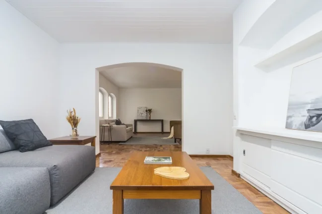 Imagem Apartamento Reformado 130M², 2Q, 1 Suíte, 2 Salas, 2 Banheiros, 1 Vaga, Portaria 24h.