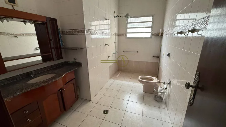 Imagem Casa térrea de esquina com a praia com terreno terreno e edícula já alugada