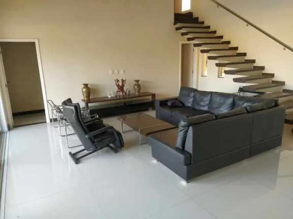 Imagem Descubra o privilégio de viver em uma verdadeira mansão duplex no exclusivo Condomínio Belvedere, em Esmeraldas! Com impressionantes 850m² de área útil, esta residência foi projetada para proporcionar