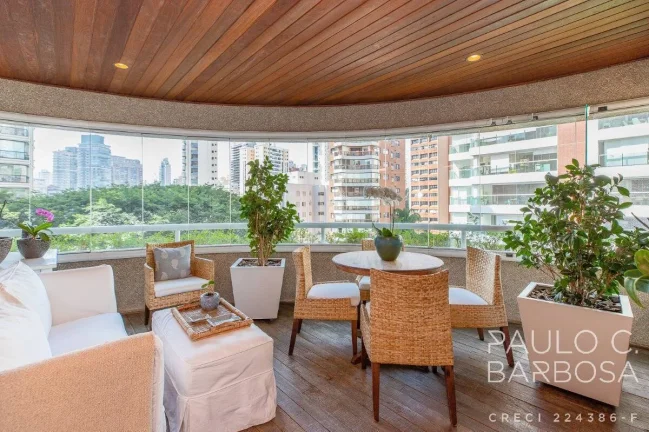 Imagem Rua Araguari com 3 Suítes - 4 Vagas - 243m²