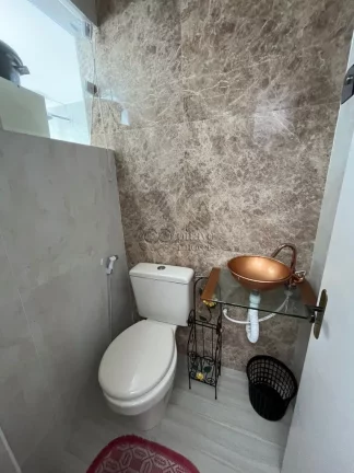 Imagem Casa em condomínio de 3 qtos, 1 suíte, varanda e churrasqueira, em condomínio fechado com piscina a venda ou aluguel em Rio das Ostras