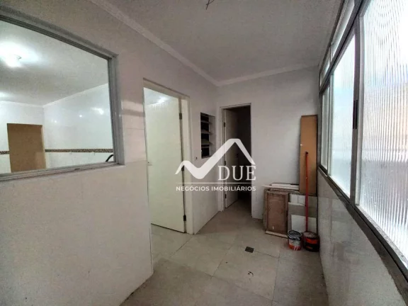 Imagem Apartamento 3 dormitórios, 2 banheiros, vaga demarcada, portaria, 100% reformado com 94m2 de áreà útil. Santos no Marapé próximo a Carvalho.