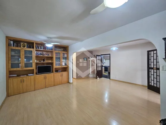Imagem Casa à Venda na Taquara com 3 Quartos: Opção de Moradia e Negócios