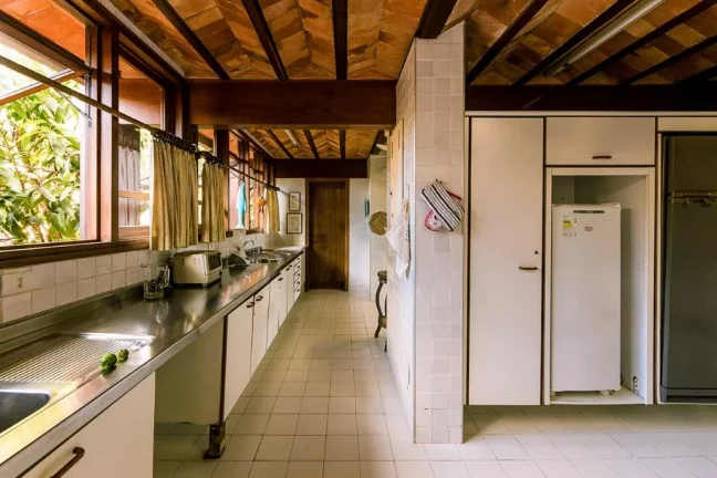 Imagem Pernambuco - Sala de estar com duplo ambiente, ampla varanda com sofás, 4 suítes e 8 vagas.