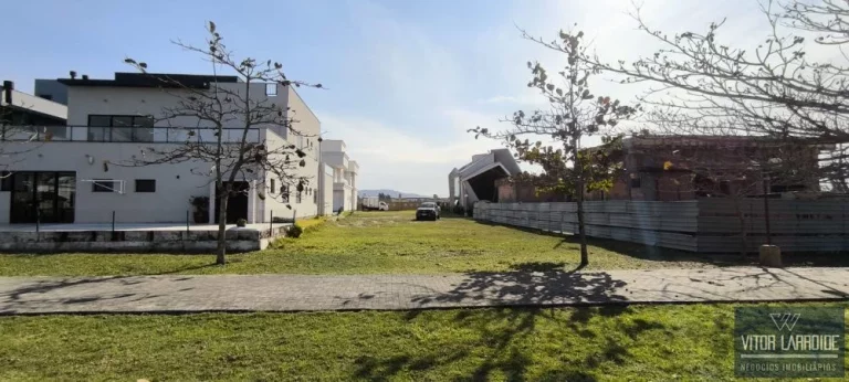 Imagem Terreno de 450m² à Venda no Condomínio Algarve - Laguna SC