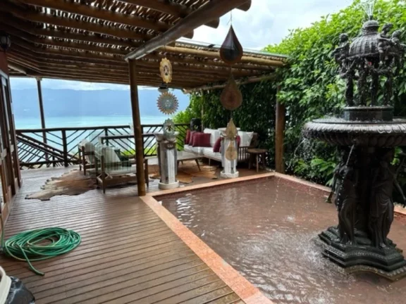 Imagem Deslumbre-se com esta incrível oportunidade de adquirir uma casa dos sonhos no exclusivo condomínio Yacamim, localizado em Ilhabela. Com uma vista esp