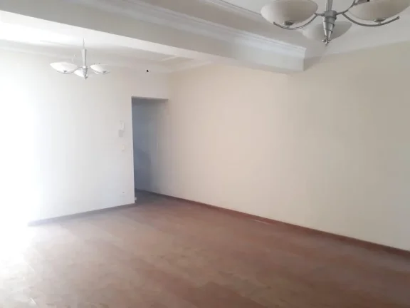 Imagem Casa com 3 dormitórios (1 suite), sala, banheiro social com box blindex e armários, cozinha com AE...